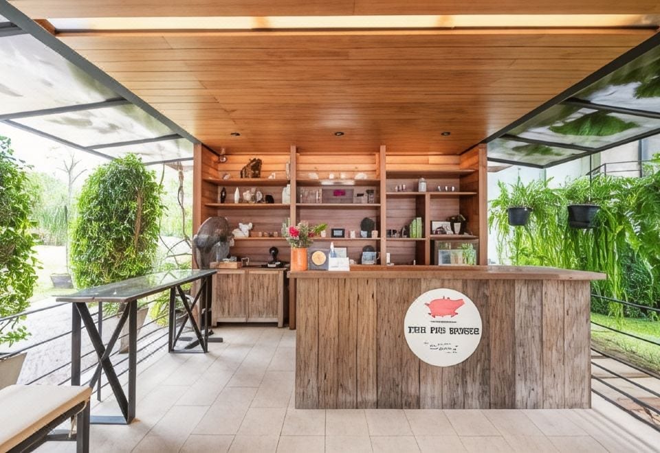 ระเบียงและบ่อน้ำของ The Pig House Khaoyai มองเห็นวิวภูเขาและต้นไม้เขียวรอบที่พัก
