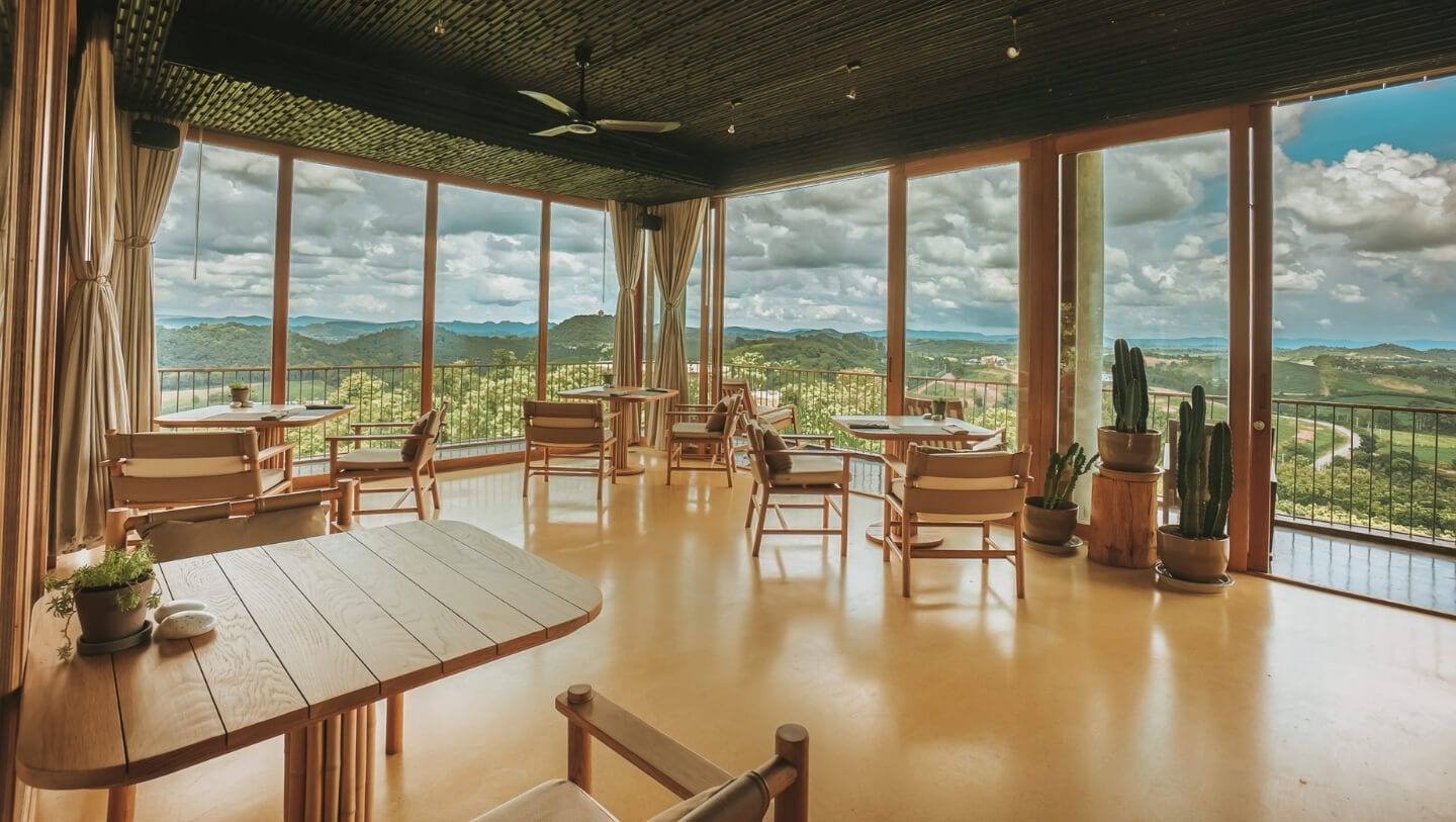 ร้าน Sala Hilltop Restaurant ที่นั่งทานอาหารมองวิวเนินเขายามเย็น