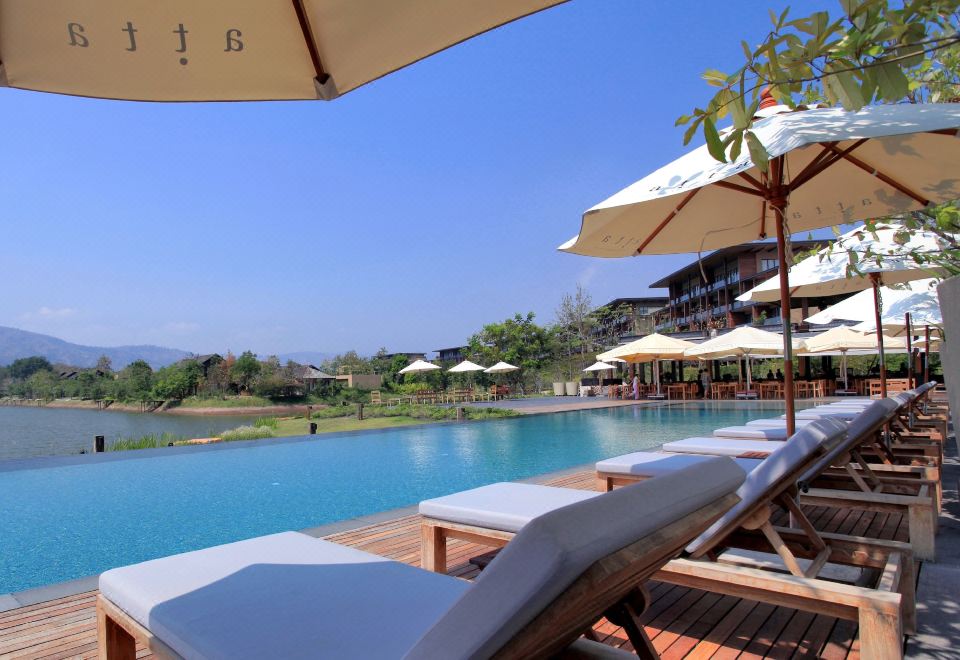 อาคารห้องพักของ atta Lakeside Resort Suite ริมทะเลสาบ มีแนวเขาใหญ่เป็นฉากหลัง
