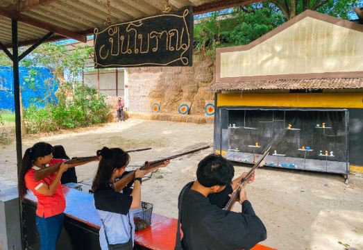 อาคารห้องพักแบบบังกะโลท่ามกลางต้นไม้ในรีสอร์ท