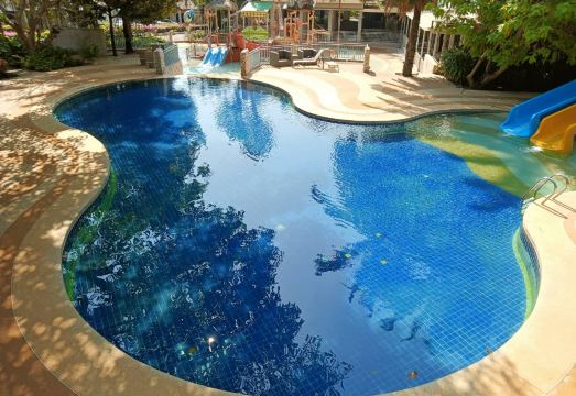 สระว่ายน้ำกลางแจ้งของ The Greenery Resort Khao Yai ท่ามกลางต้นไม้สีเขียว