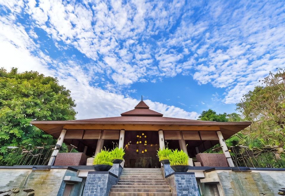 ห้องอาหารและพื้นที่ส่วนกลางบรรยากาศโปร่งของรีสอร์ท