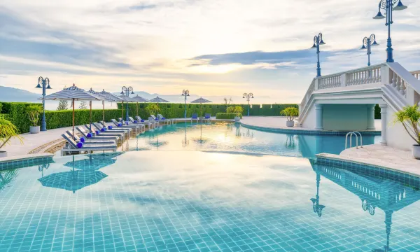 สระว่ายน้ำกลางแจ้งของ Mövenpick Resort Khao Yai กับฉากหลังภูเขา