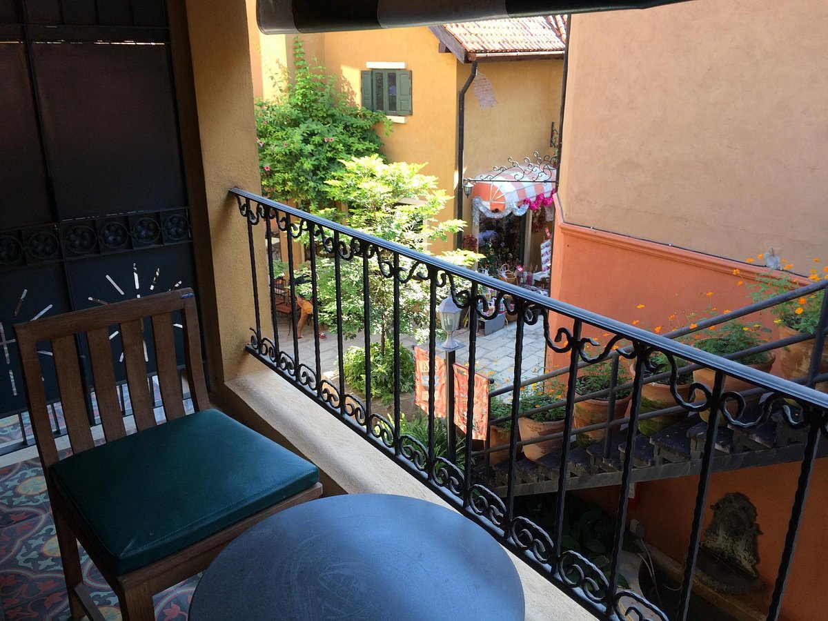 มุมนั่งเล่นในห้องของ Palio Inn ตกแต่งสไตล์อบอุ่นเรียบง่าย
