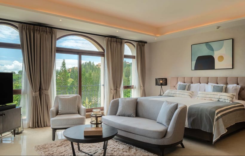 Corner Suite with a wide layout, seating area and soaking tub