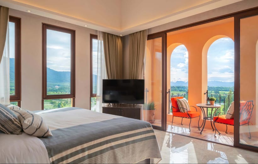 Corner Suite with a wide layout, seating area and soaking tub