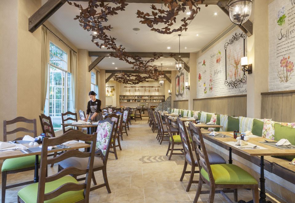 ห้องพักสไตล์ French Country โทนพาสเทล เตียงนุ่ม มองออกไปเห็นสวนและแนวเขา