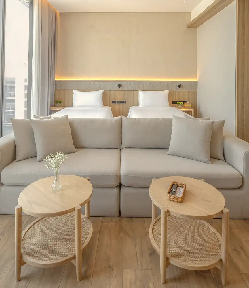 ห้องพัก Ad Lib Hotel Khon Kaen โทนไม้อุ่นและสีเข้ม เตียงคิงพร้อมหัวเตียงดีไซน์