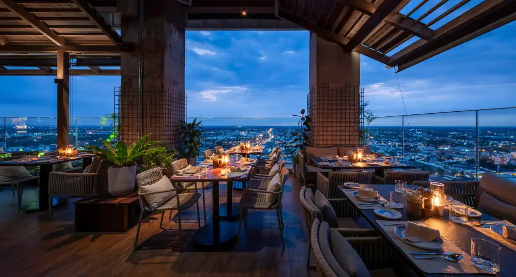 ร้านอาหาร Seasons 27 ของ Ad Lib Hotel Khon Kaen บรรยากาศอบอุ่นโทนไม้