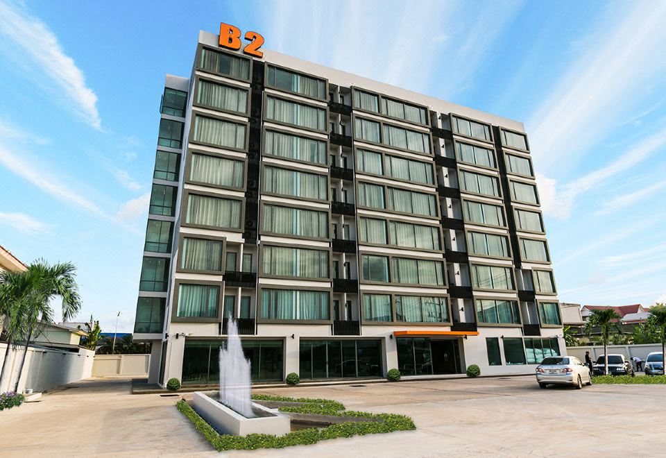 ทางเข้าและเคาน์เตอร์ต้อนรับ B2 Khon Kaen เปิดบริการ 24 ชั่วโมง