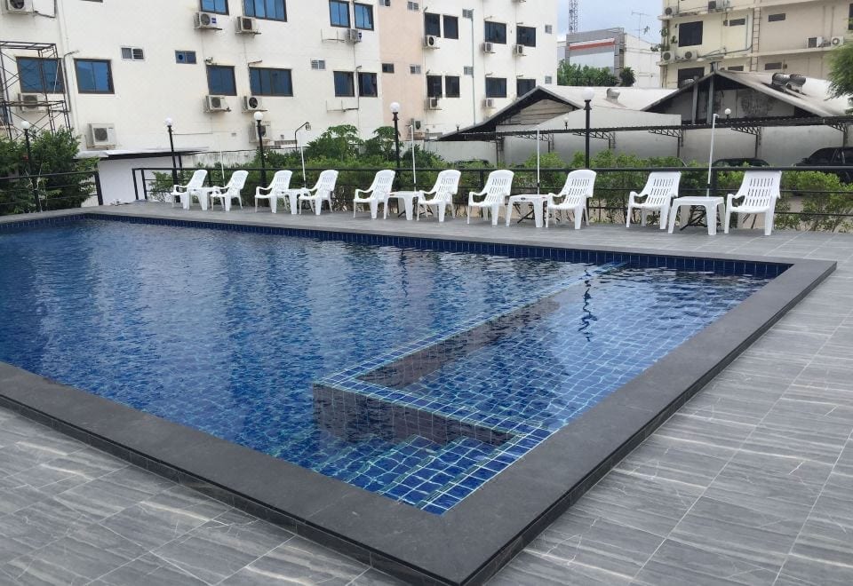 ห้องพักของ Chada Veranda Hotel ขอนแก่น พร้อมเตียงใหญ่และระเบียงส่วนตัว