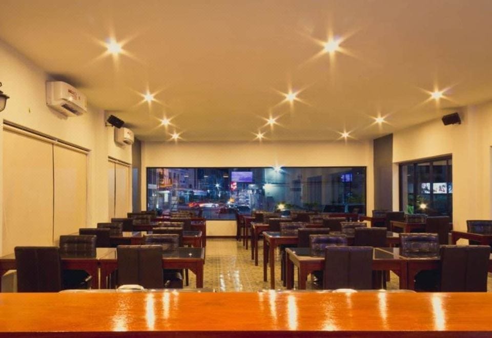 สระว่ายน้ำกลางแจ้งของ Chada Veranda Hotel ท่ามกลางสวนเขียว