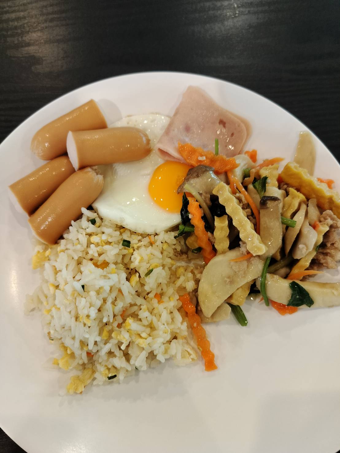 มุมห้องพักและพื้นที่นั่งเล่นภายใน Gallery Lake View Hotel ขอนแก่น