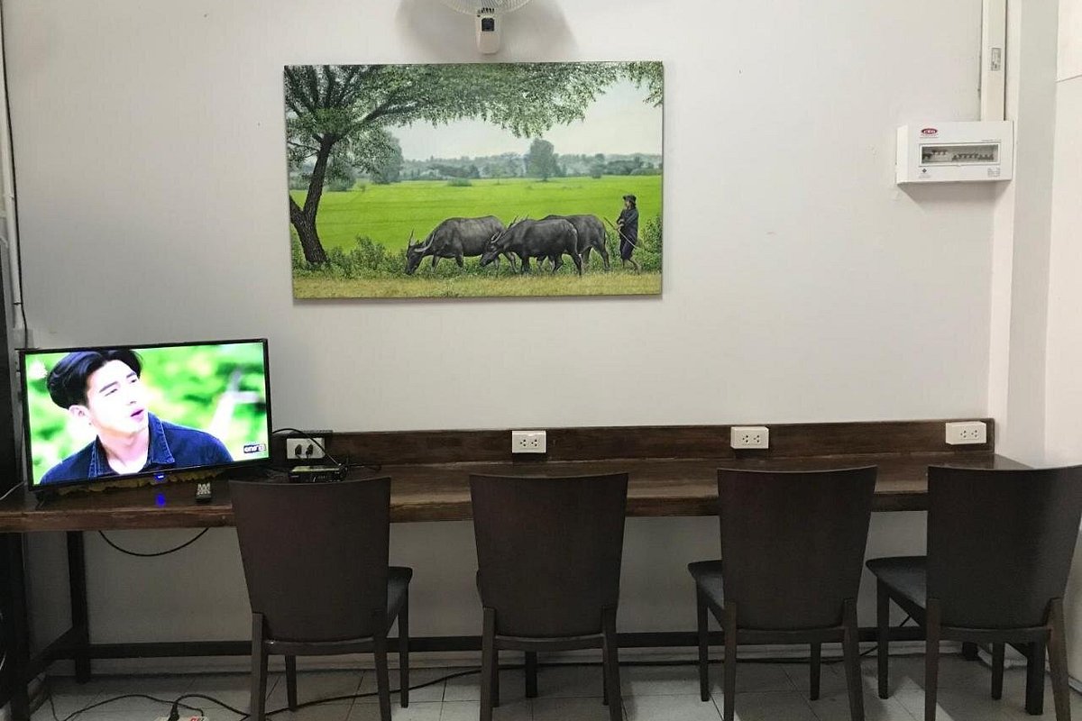 เตียงดอร์มของ Grace Hostel ขอนแก่น เตียงสองชั้นในห้องรวมโทนเรียบสะอาด