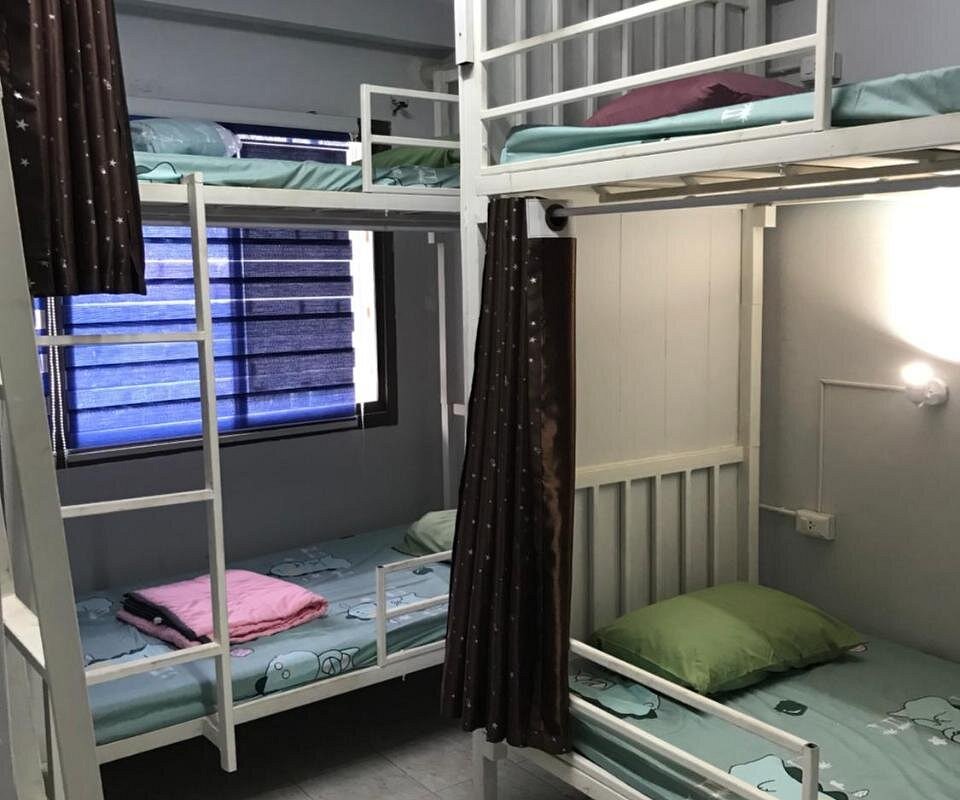 โซนนั่งเล่นรวมและคาเฟ่เล็กชั้นล่างของ Grace Hostel บรรยากาศเป็นกันเอง