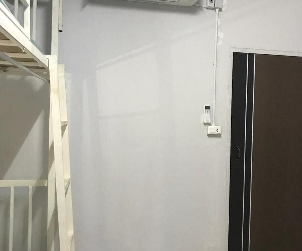 ห้องส่วนตัวของ Grace Hostel ขอนแก่น เตียงนอนสบายพร้อมแอร์และระเบียงเล็ก