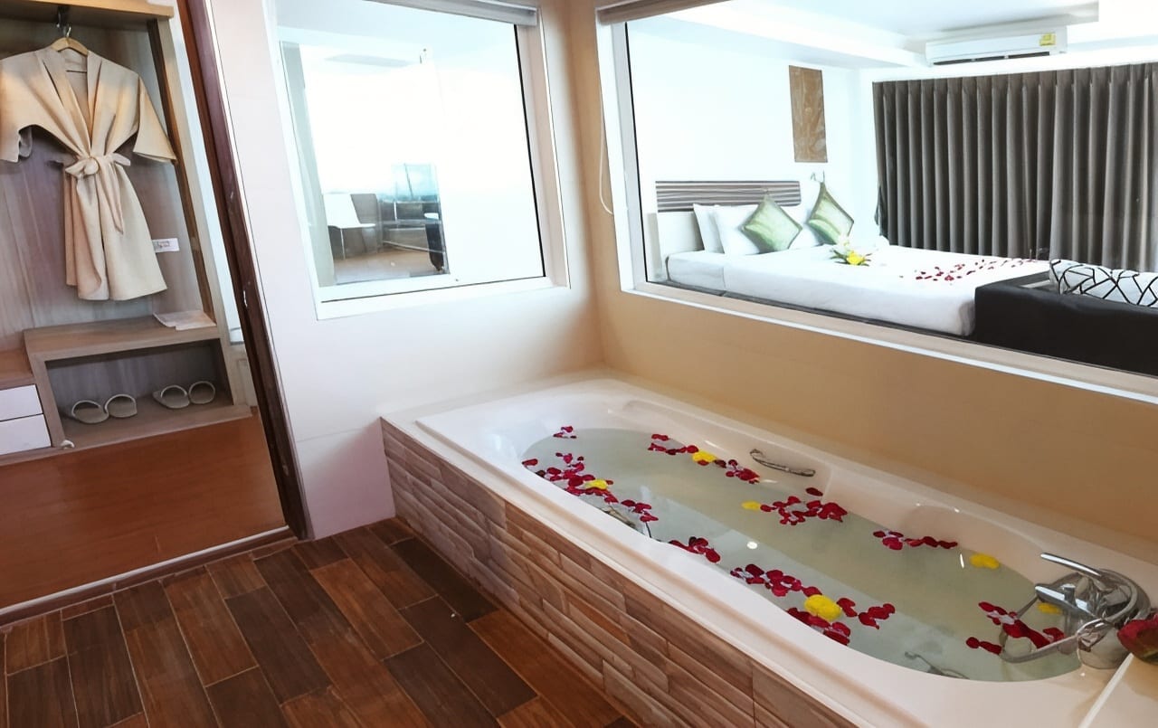 ห้องสวีทของ Green Hotel & Resort Khon Kaen มีอ่างอาบน้ำมองทะลุเข้าห้องนอน บรรยากาศกว้างโปร่ง