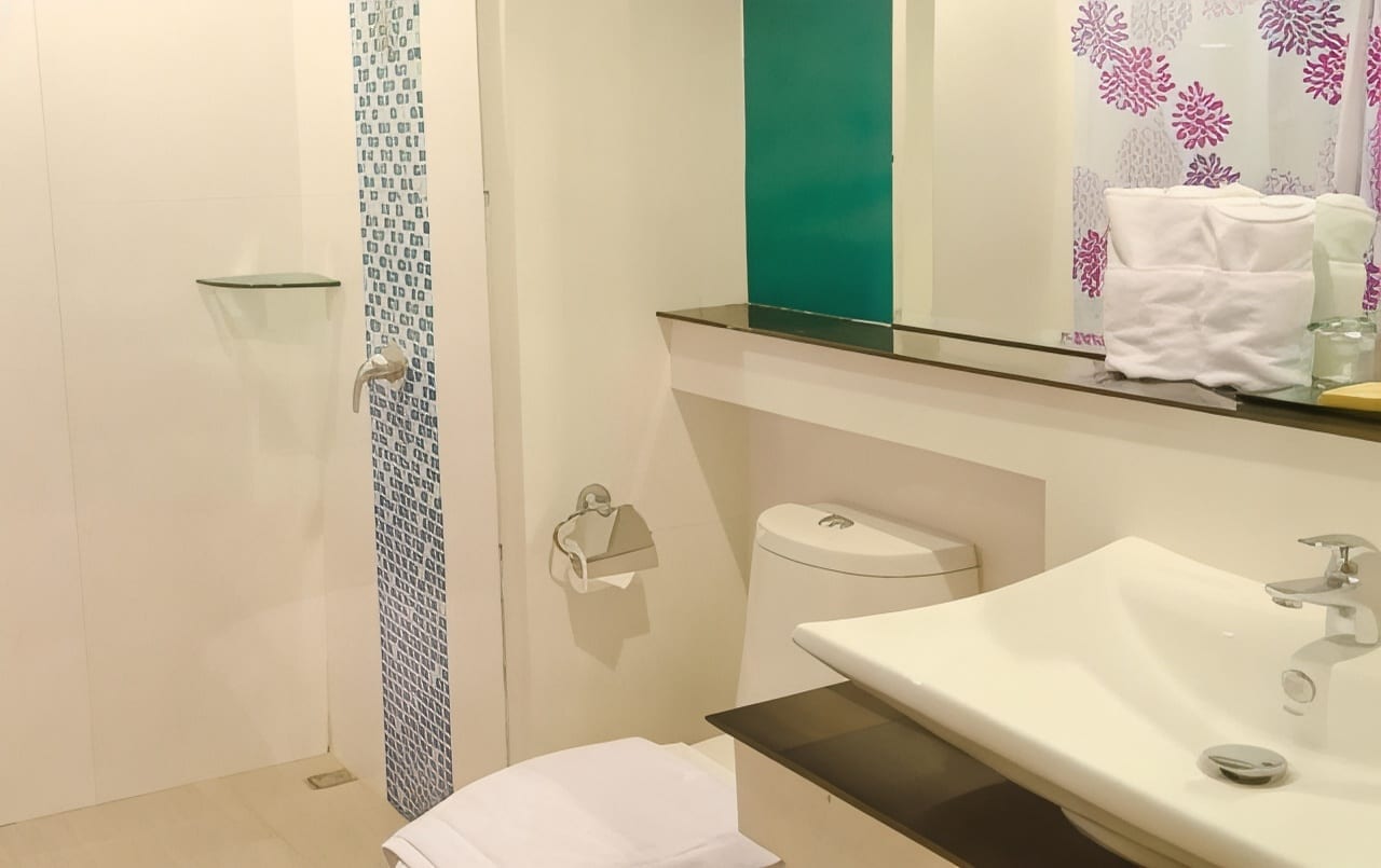 ห้องน้ำของ Green Hotel & Resort Khon Kaen โทนสว่าง ผนังเขียวมินต์ พร้อมโซนอาบน้ำแยก