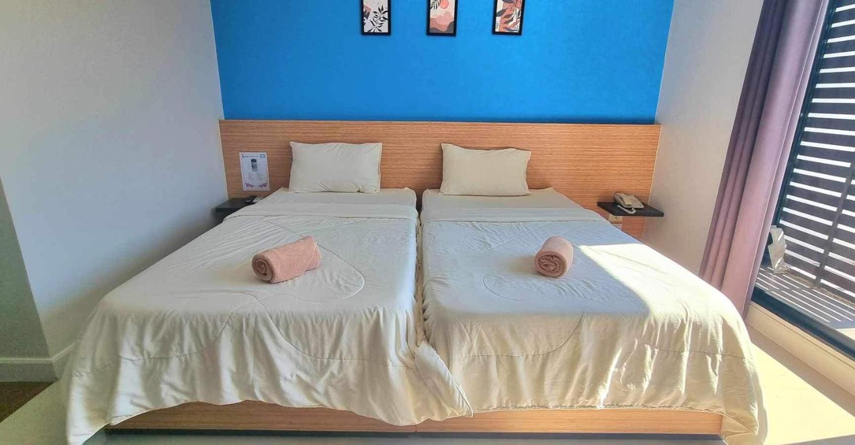 ห้องพัก I Hotel Khonkaen เตียงนุ่มโทนสีอบอุ่น พร้อมระเบียงส่วนตัว