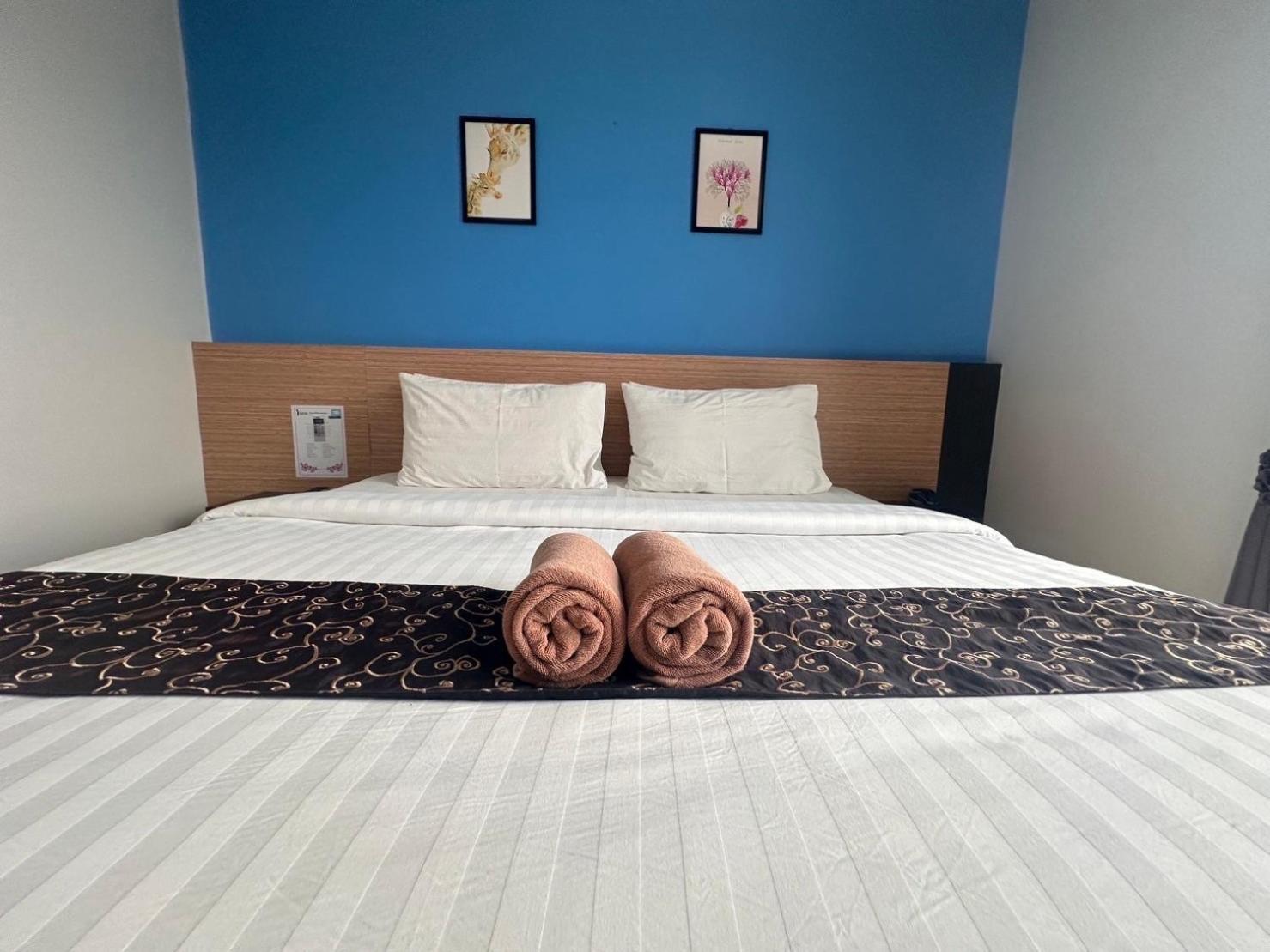 ห้องดีลักซ์ของ I Hotel Khonkaen กว้างสบาย มีโต๊ะทำงานและทีวีจอแบน