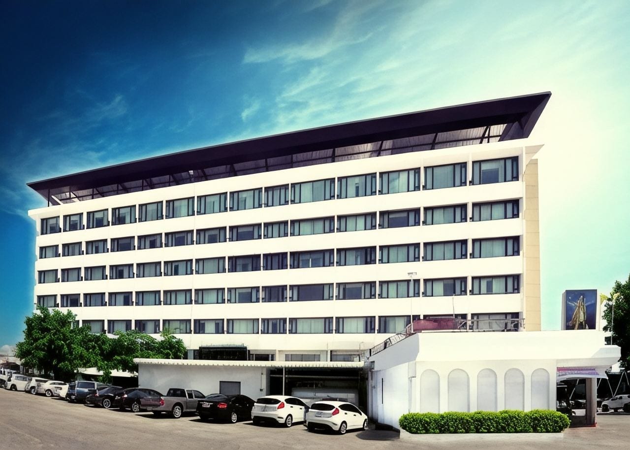 ทางเข้าและอาคารด้านหน้าของ Khon Kaen Hotel โรงแรมขอนแก่นโฮเต็ลใจกลางเมือง