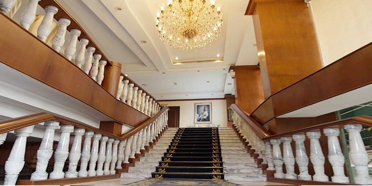 บรรยากาศส่วนกลางและบันไดใหญ่ในล็อบบี้โรงแรมโฆษะ