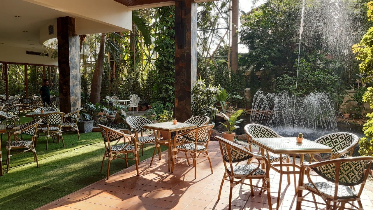 สระว่ายน้ำกลางแจ้งและพื้นที่พักผ่อนของ Kosa Hotel