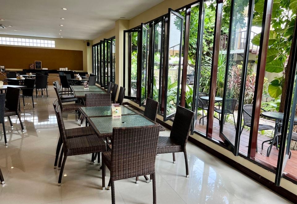 ห้องพัก Hotel La Villa Khon Kaen ปูพื้นไม้ เตียงนุ่ม พร้อมประตูกระจกออกระเบียงวิวสระ