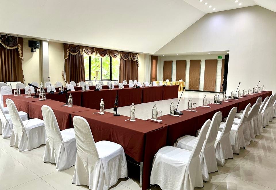 มุมสวนและบ่อปลาคาร์ปของ Hotel La Villa Khon Kaen ให้บรรยากาศร่มรื่นแบบรีสอร์ตกลางเมือง