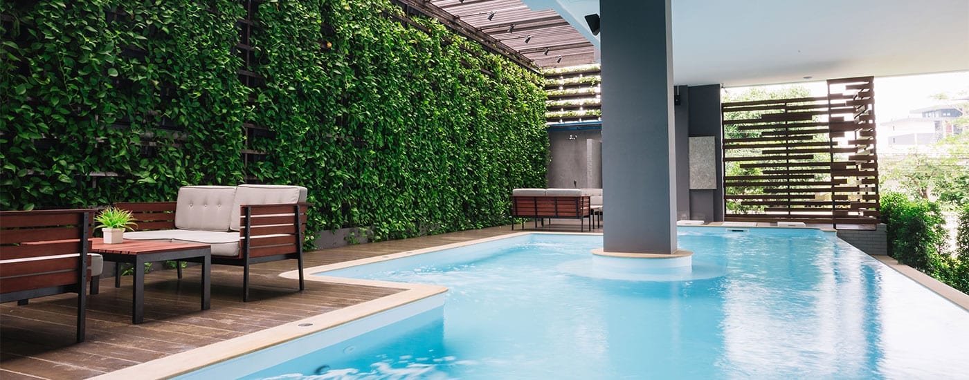 สระว่ายน้ำพร้อมพูลบาร์ของ Nadee 10 Resort & Hotel ในบรรยากาศเงียบสงบกลางเมืองขอนแก่น
