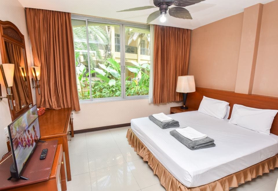 บรรยากาศอาคารและพื้นที่นั่งเล่นในสวนของ Piman Garden Boutique Hotel