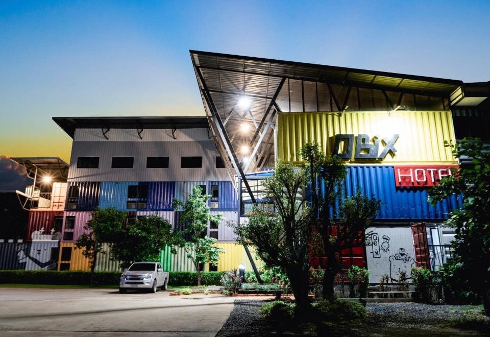 อาคารตู้คอนเทนเนอร์สีสันสดใสของ QBix Hotel ขอนแก่นพร้อมป้ายไฟยามค่ำ