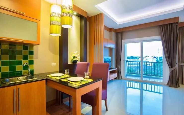 ห้องพักสไตล์คอนโดของ Romantic Khon Kaen Hotel พร้อมเตียงใหญ่และมุมนั่งเล่น