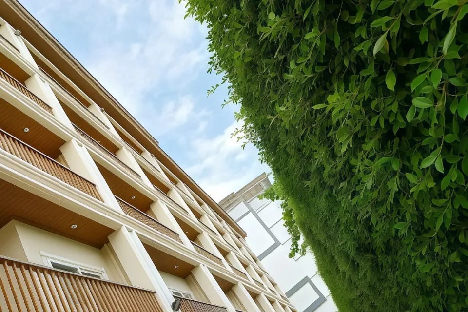 บรรยากาศพื้นที่ส่วนกลางและทางเข้า Romantic Khon Kaen Hotel