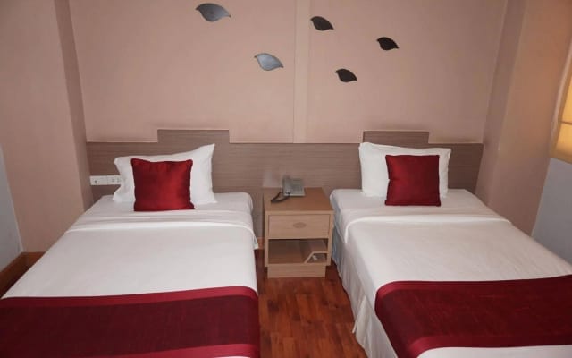 ห้องพักราคาประหยัดของ SF Biz Hotel พร้อมเครื่องปรับอากาศและสิ่งอำนวยความสะดวกพื้นฐาน