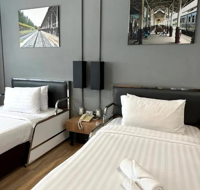 ห้องพักของ The Terminal Khon Kaen Hotel ตกแต่งธีมสถานีรถไฟ ขนาดกว้างและสะอาด