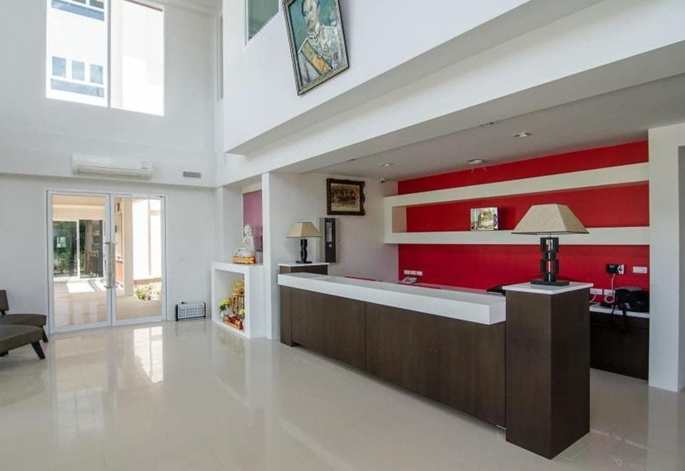 ห้องพัก The Lake Hotel Khon Kaen ตกแต่งสไตล์วิลล่าพื้นหินอ่อนพร้อมระเบียงส่วนตัว