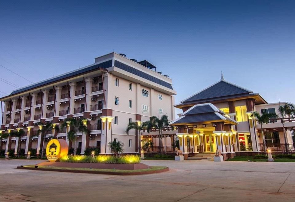 บรรยากาศสวนริมทะเลสาบและตัวอาคารของ The Lake Hotel Khon Kaen เมืองขอนแก่น