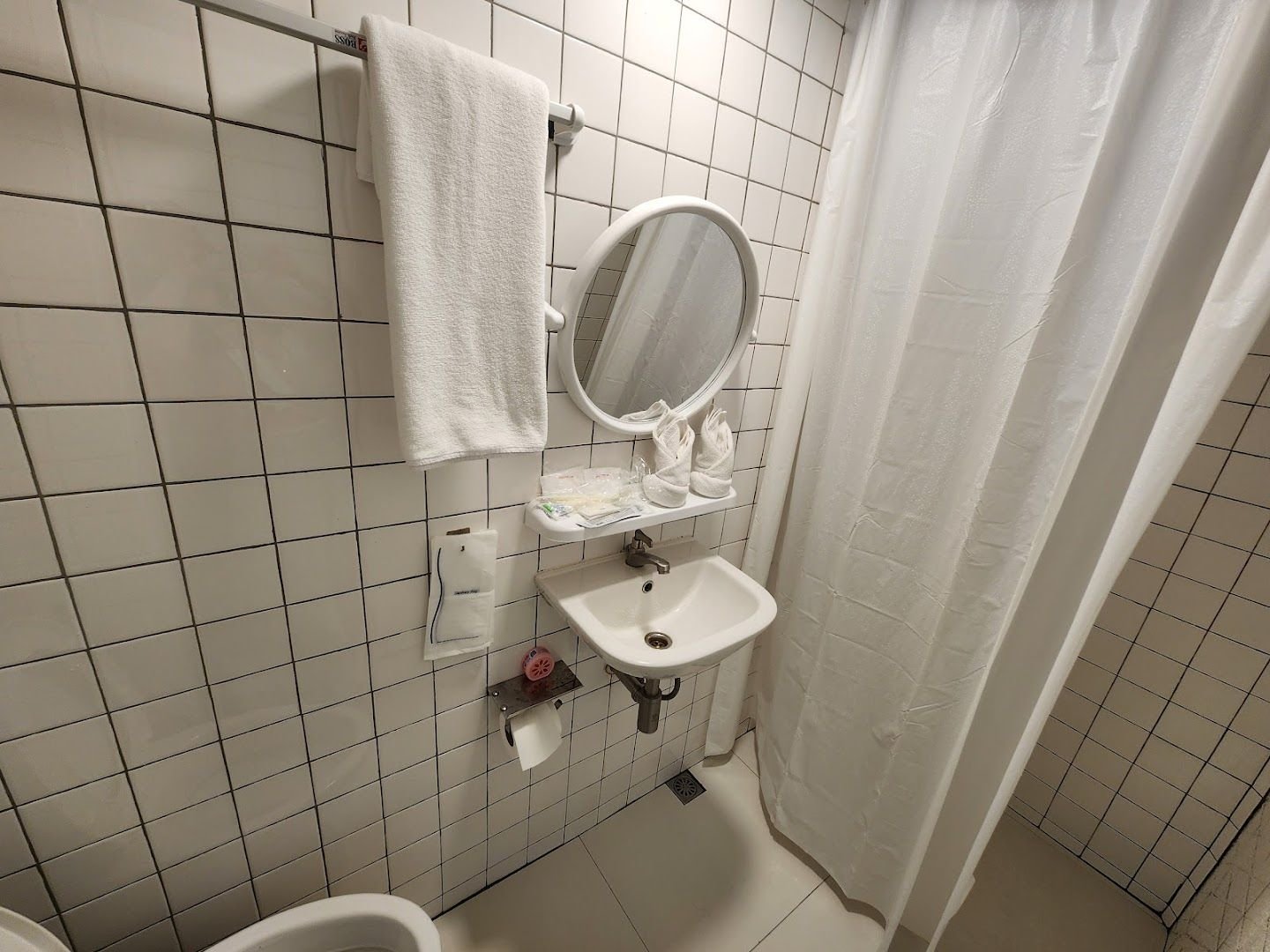 ห้องพัก Tukteaw Hostel ขอนแก่น สไตล์มินิมอลสะอาด เตียงนุ่มโทนสว่าง