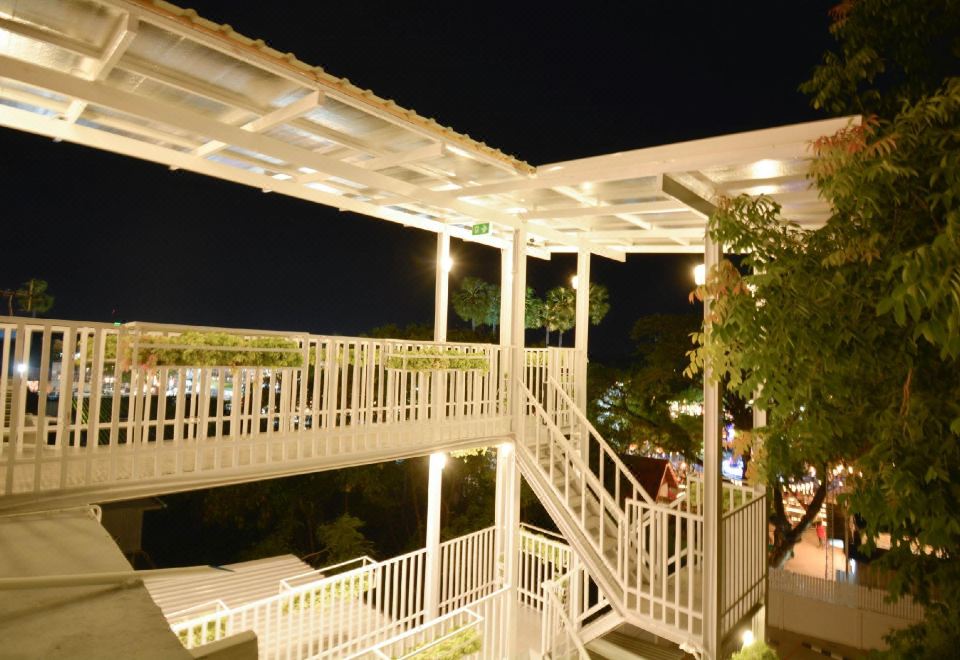 ด้านหน้า Tukteaw Hostel ขอนแก่น ติดถนนมิตรภาพ ใกล้ตลาดต้นตาล
