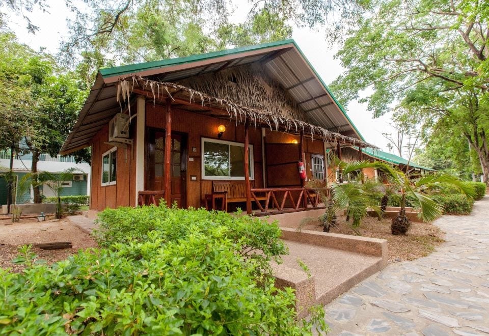 ห้องพักและมุมพักผ่อนภายใน Varee Valley Resort ใกล้เขื่อนอุบลรัตน์