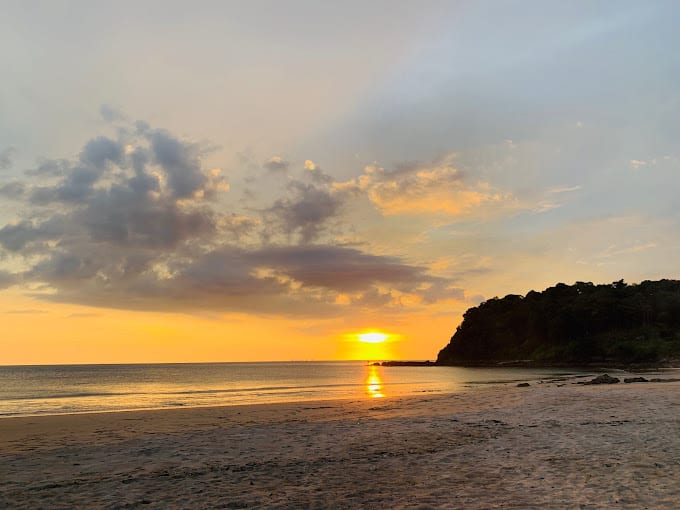 The beachfront restaurant and bar at Klong Jark Bungalows, Koh Lanta, Krabi