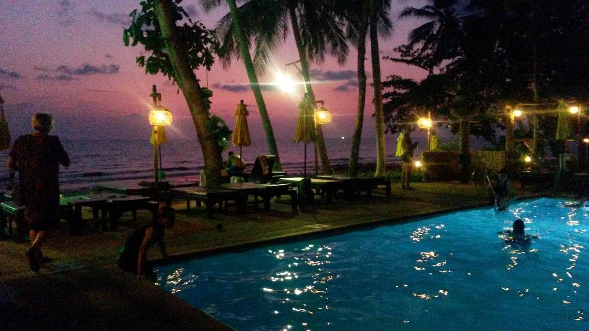 Small outdoor pool with a sea view and a poolside bar at Banpu Koh Chang Resort