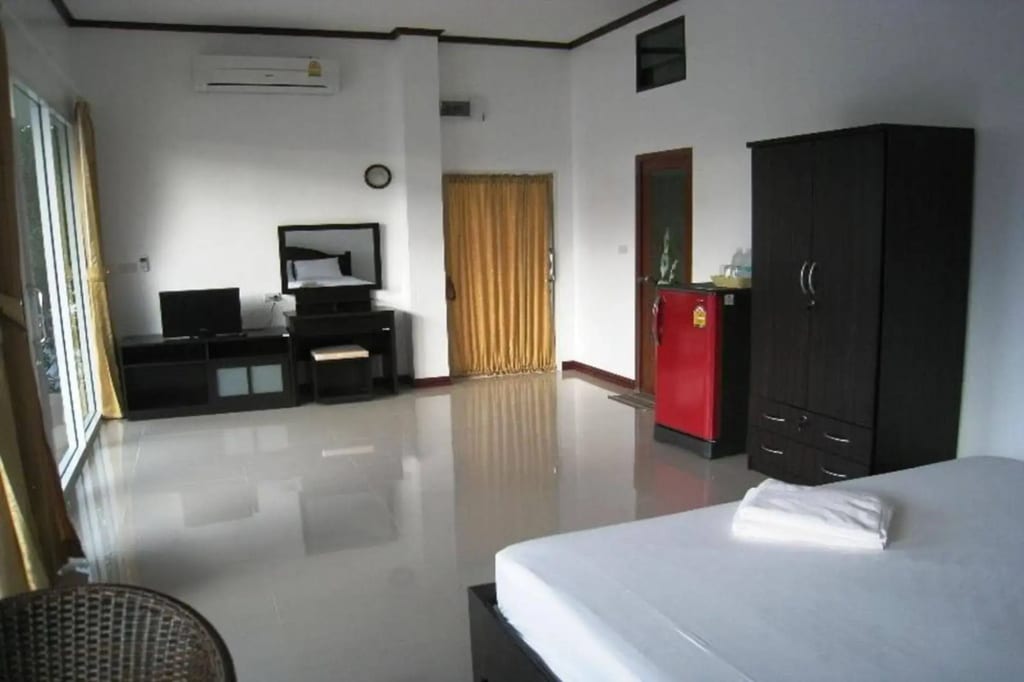 Building and entrance of Kachapol Hotel on the main road in the Klong Prao Beach area, Koh Chang