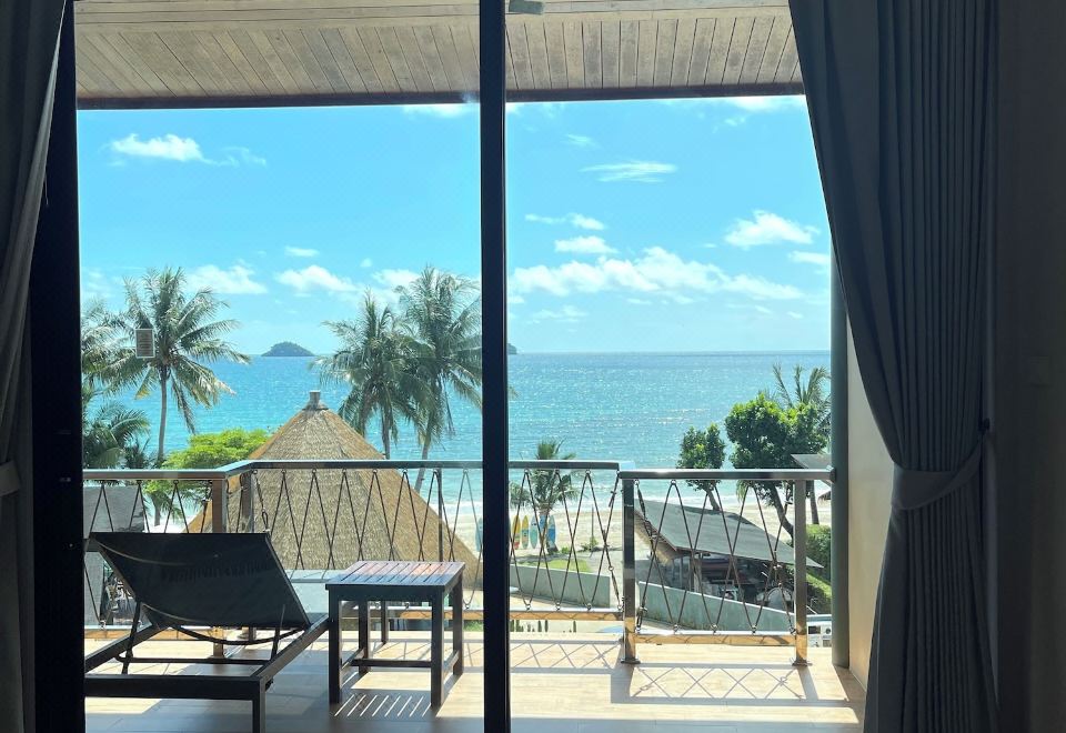 Beachfront rooms and bungalows of Kaibae Beach Resort on Kai Bae Beach, Koh Chang