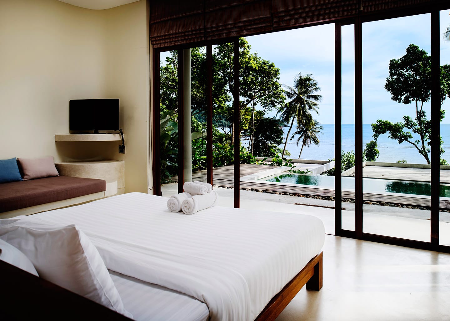 Infinity swimming pool at Nest Sense Resort looking out over the sea at Bailan Bay, Koh Chang