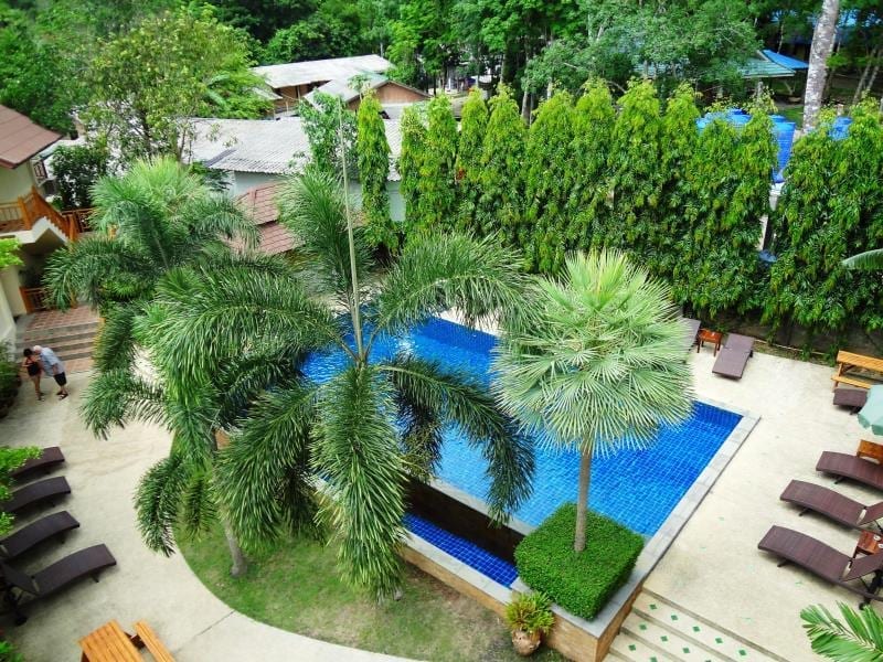 Outdoor pool with a jacuzzi in the leafy garden of Paddy's Palms Resort, White Sand Beach, Koh Chang