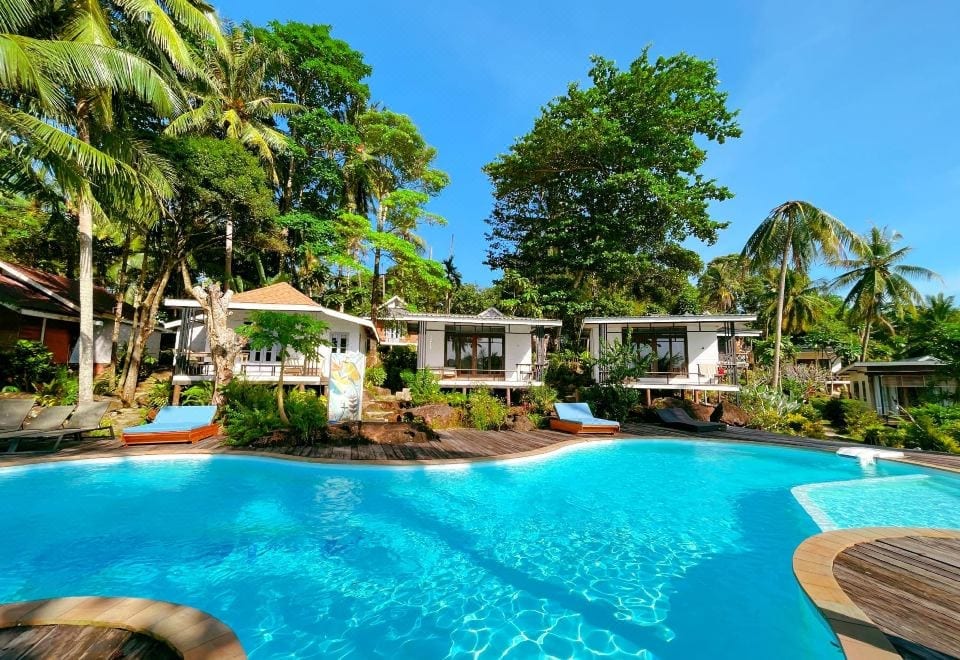 สระว่ายน้ำกลางแจ้งของ A-Na-Lay Resort Koh Kood ริมหาดในอ่าวเงียบ