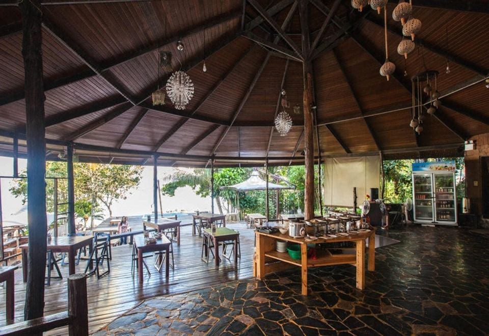 ร้านอาหารและบาร์ริมทะเลของ A-Na-Lay Resort Koh Kood เกาะกูด