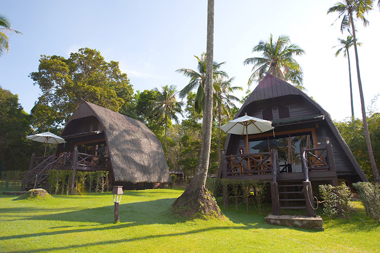 บังกะโลบาหลีไม้มุงจากของ Koh Kood Beach Resort บนเนินย่านคลองมาด เกาะกูด